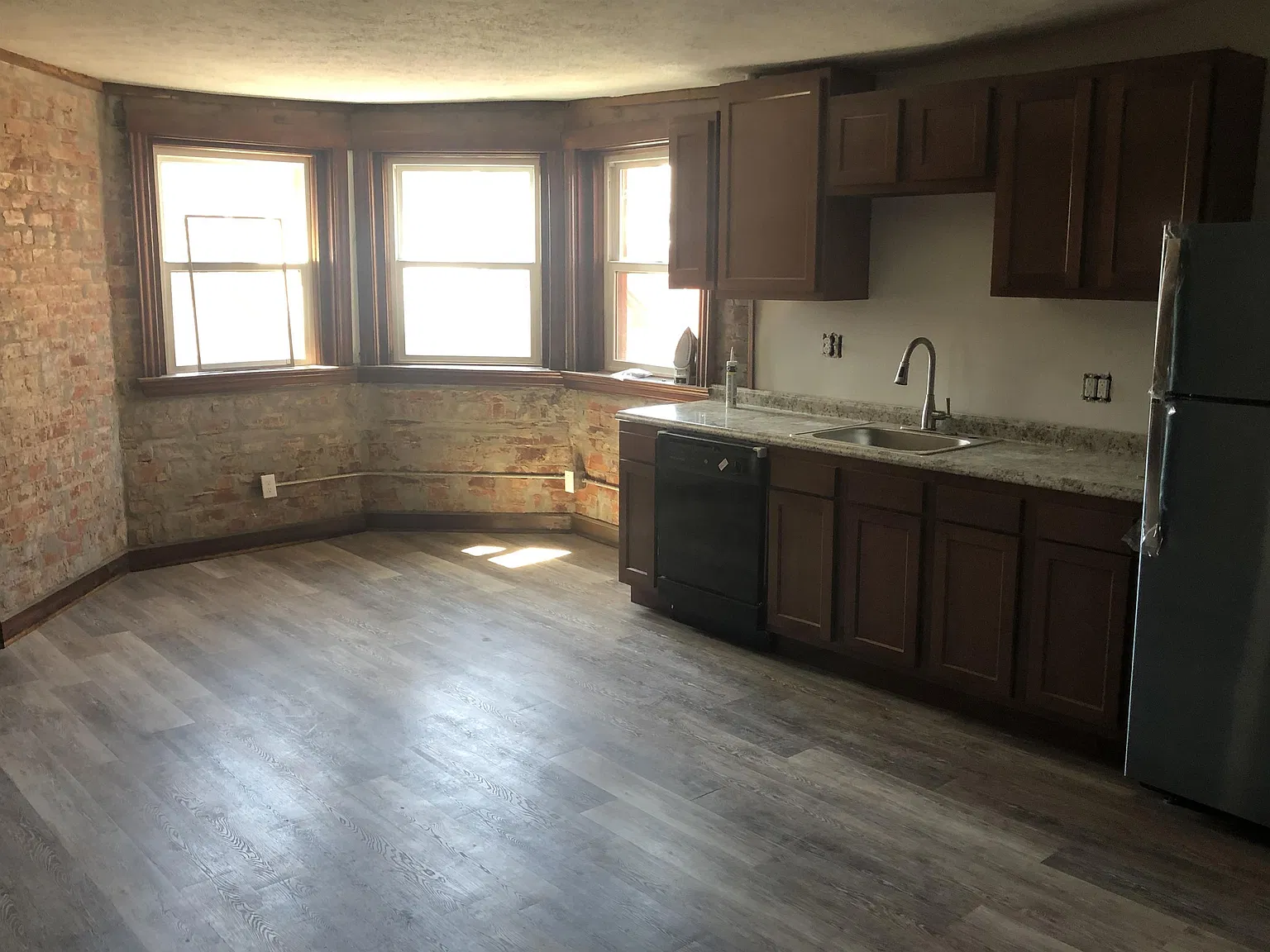 2415 Maplewood Ave — Photo 2