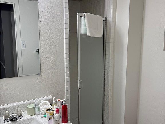 5th image of 101 E 33rd St #203