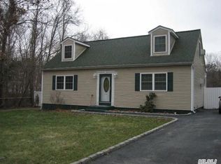 156 W Bartlett Rd, Middle Island, NY 11953