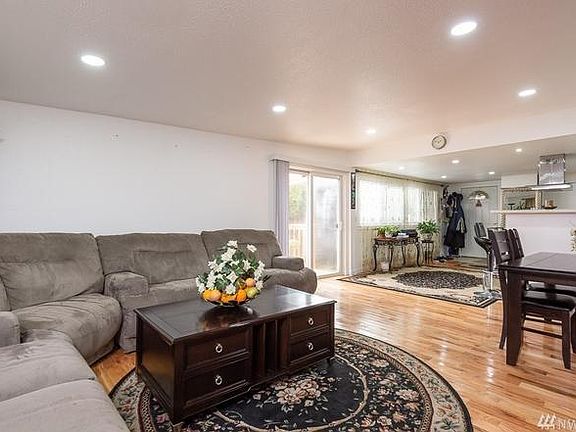 3rd image of 2923 56th Ave NE #B