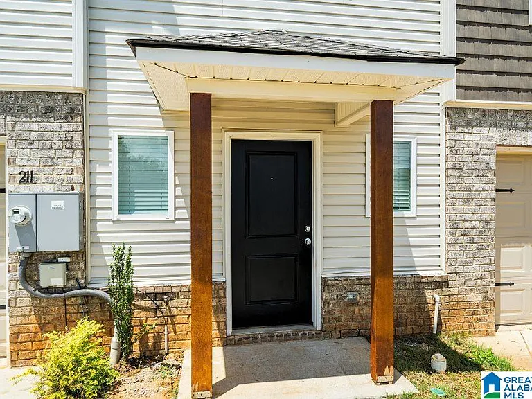 211 Driftwood Ln — Photo 2