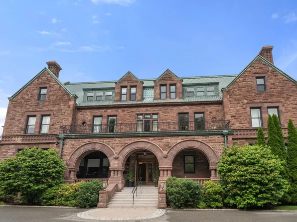 120 Seaver St #E201, Brookline, MA 02445