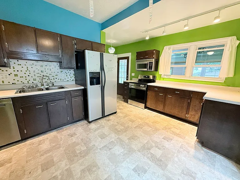 906 N Evans St — Photo 3