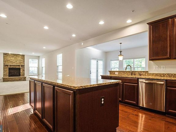 4th image of 1902 Lake Forest Dr