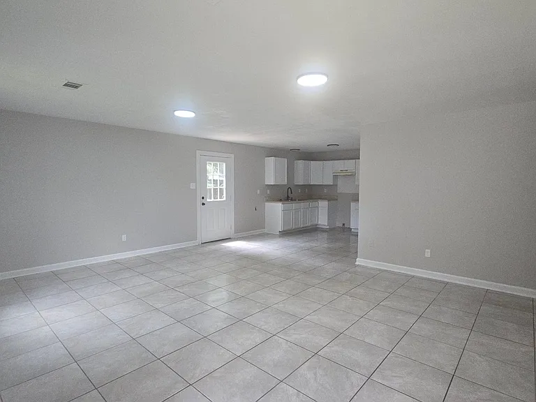 141 Shelton St — Photo 3