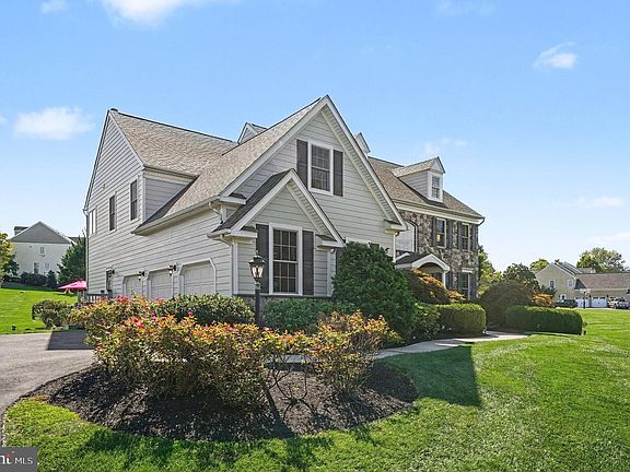 4th image of 396 Augusta Dr