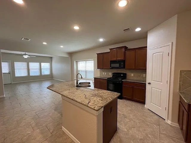 4 bed, 2.0 bath, 1792 sqft, $1,899 — Photo 2
