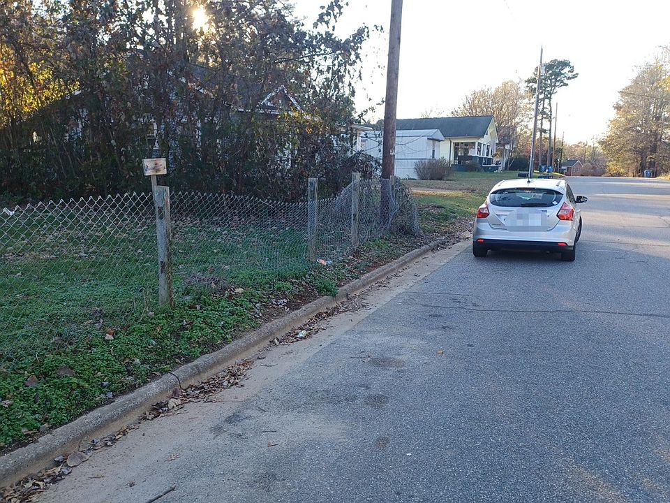 2nd image of 405 Garrou Ave SE