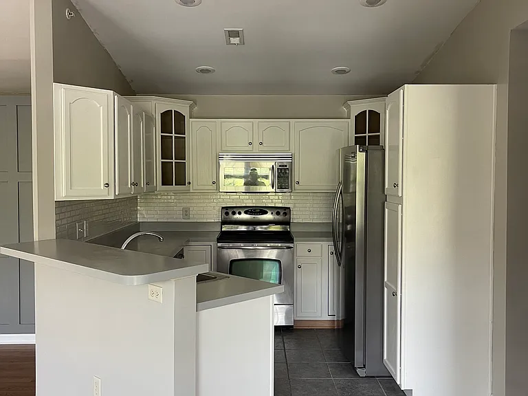 301 Skyview Ct — Photo 6