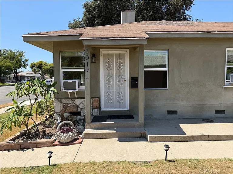 3017 W Victory Blvd — Photo 2