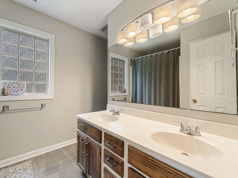 183 Bridlewood Dr — Photo 4
