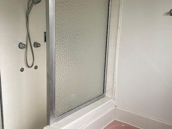 bathroom with tub