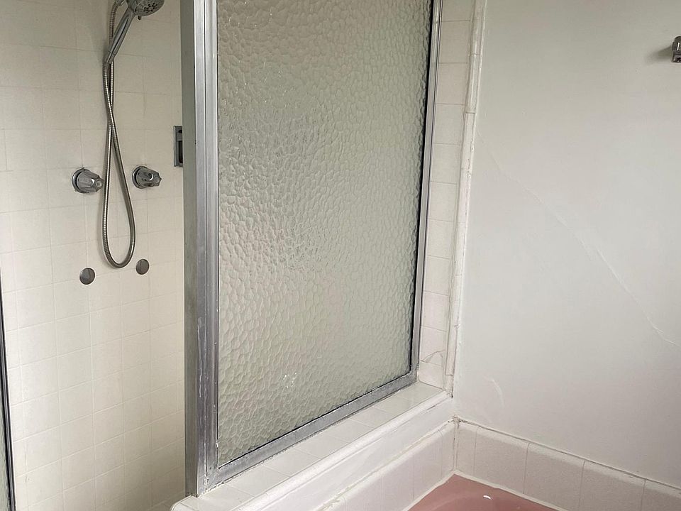 bathroom with tub