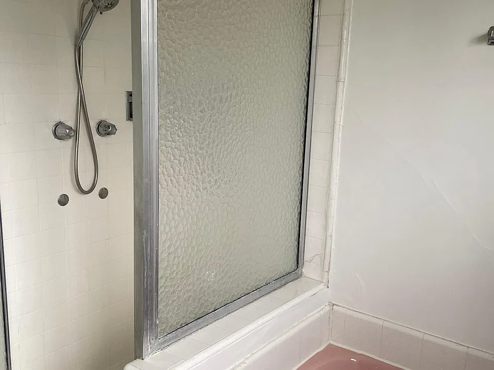 bathroom with tub