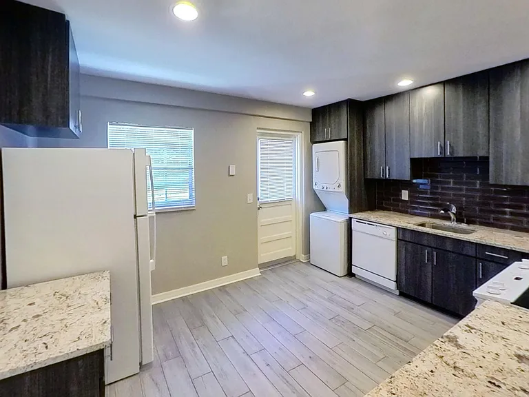 Bay Colony Apartments — Photo 29