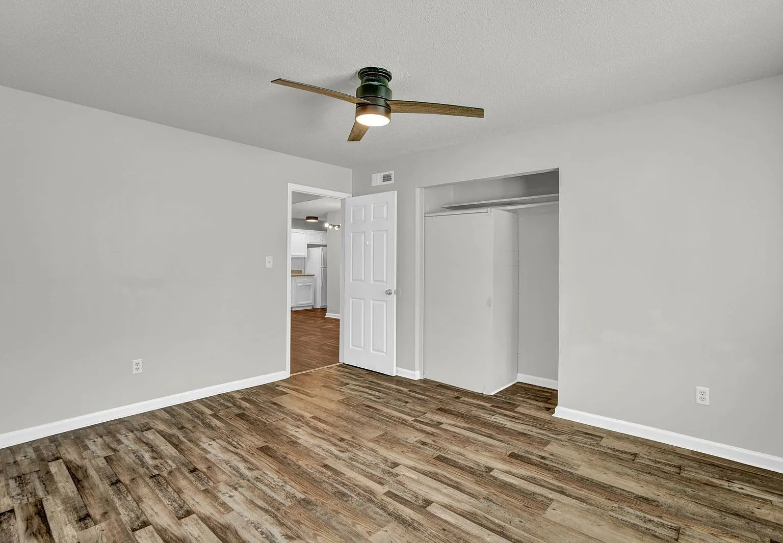 2 bed, 900 sqft, $995 — Photo 3