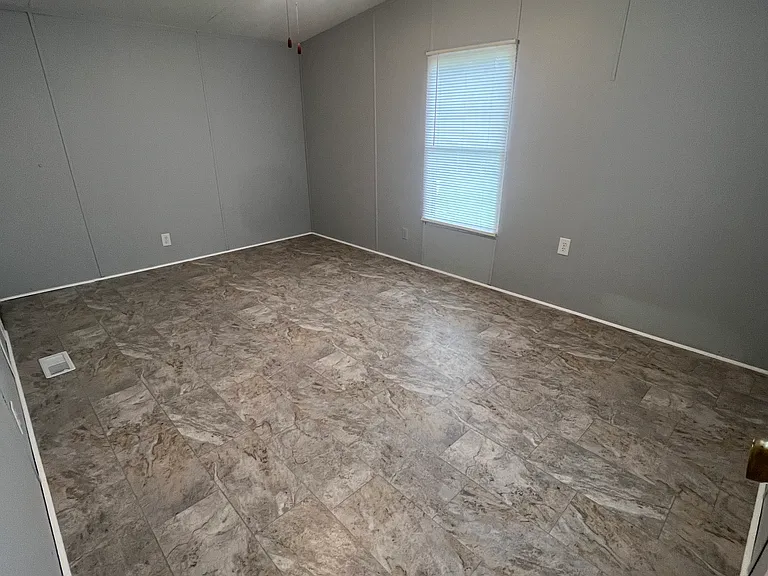 Large 2nd Bedroom (pic 1)