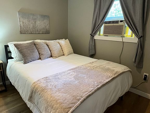 4th image of 1909 Nicolet Dr #1