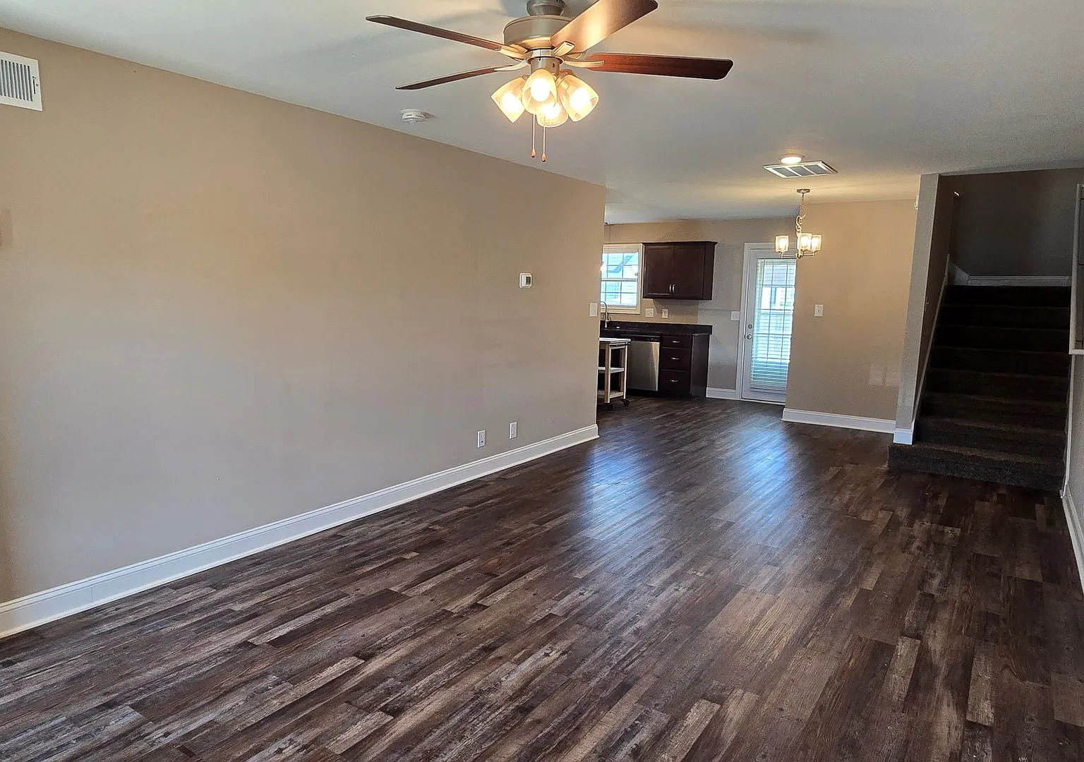 Beautiful 3 BDS 2 BA with fenced in yard — Photo 2