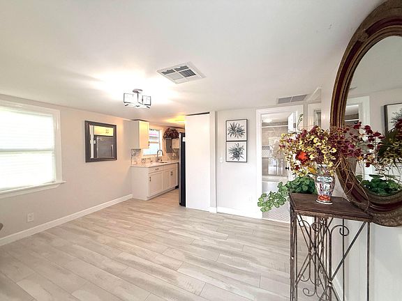 4th image of 1093 Highview Road