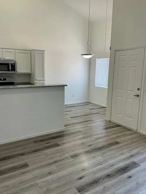 2 bed, 2.5 bath, 1020 sqft, $1,699 — Photo 2