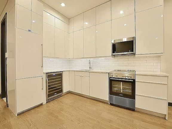 5th image of 137 Thompson St APT 1