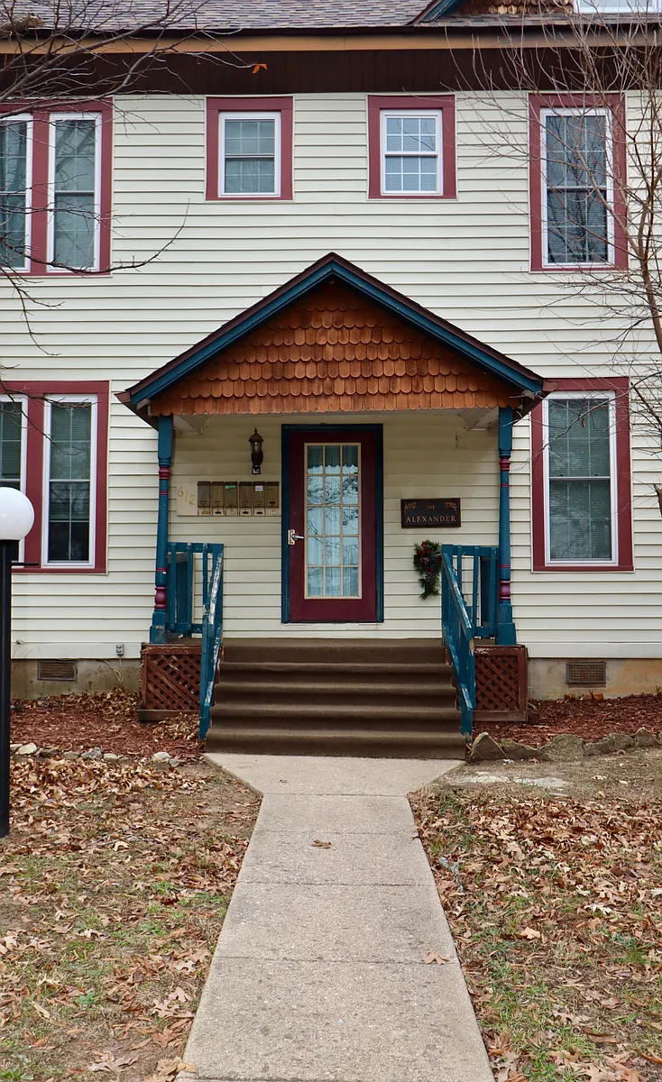 Building Photo - 618 N Monroe St #6