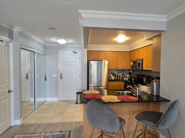 350 Red Maple Rd Unit 906, Richmond Hill, ON L4C 0T5