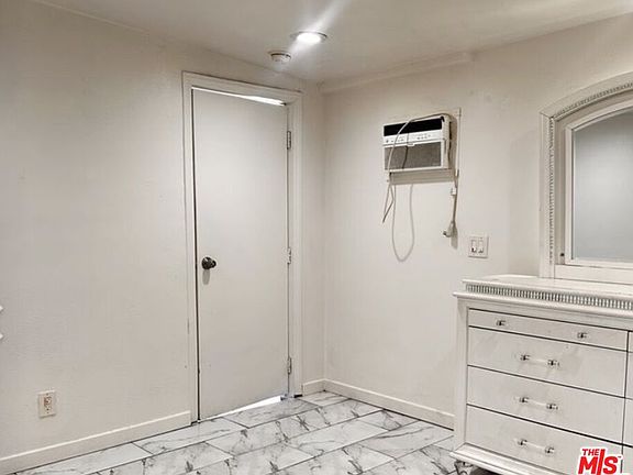 4th image of 822 E 84th Pl