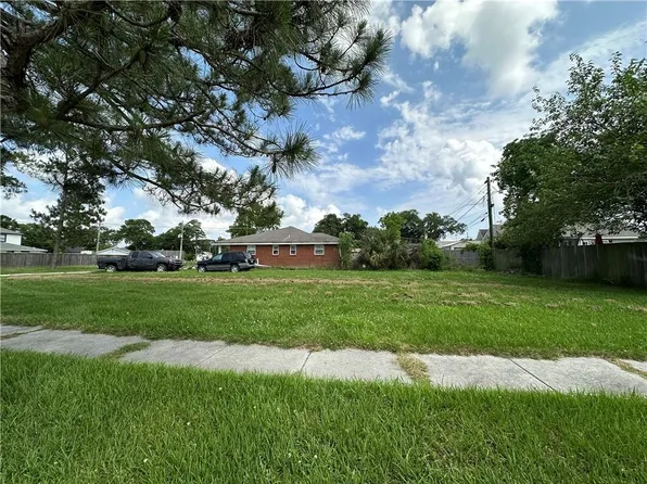 2205 Congressman Hebert Dr, Chalmette, LA 70043