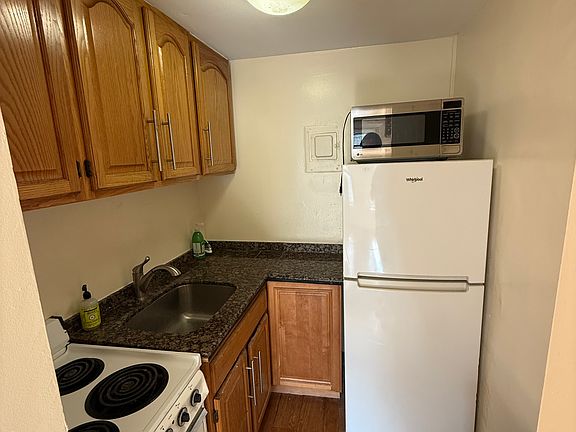 5th image of 79 Charles St APT 4F