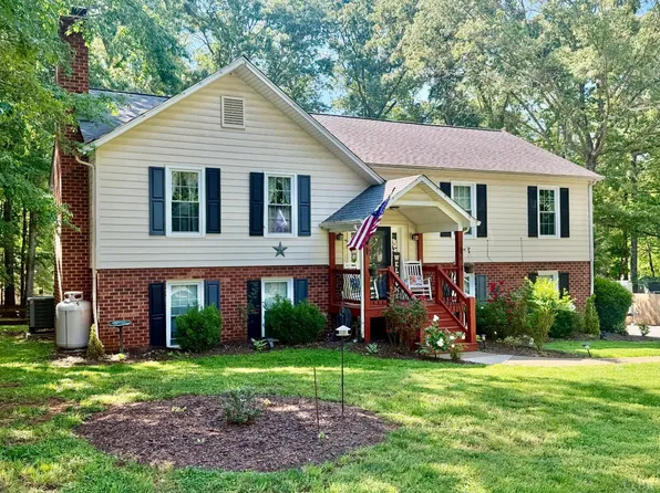 210 Woodville Dr, Forest, VA 24551