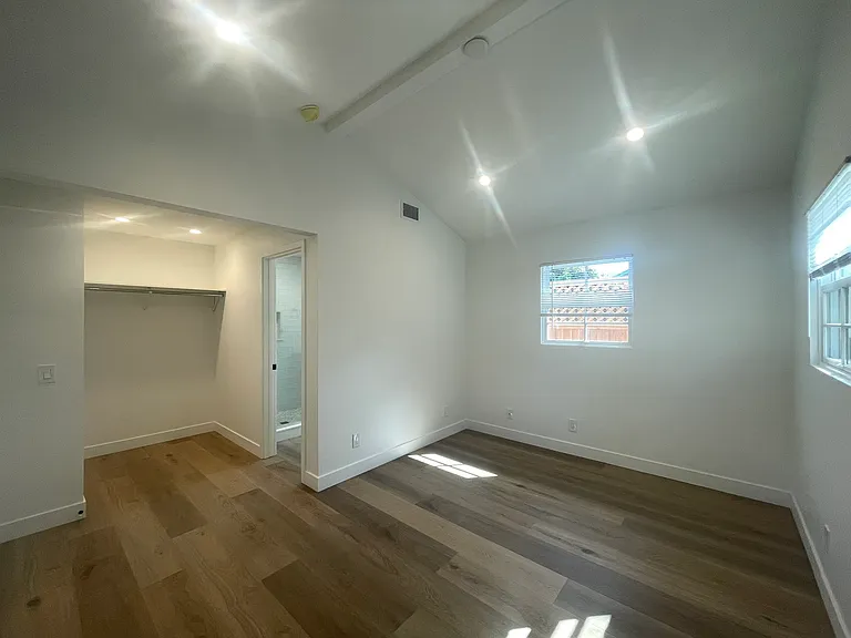 220 W Arrellaga St — Photo 15