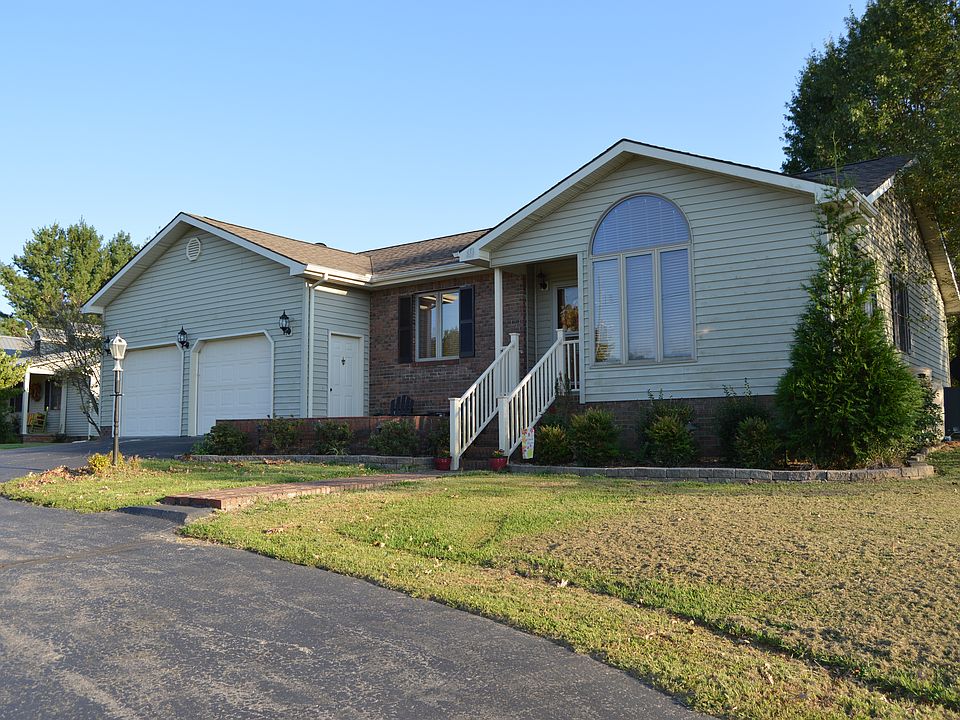 1st image of 121 Oak Hill Dr