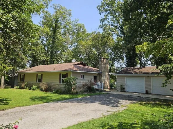1726 Moonglow Rd, Centralia, IL 62801