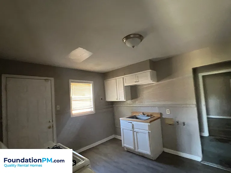 2332 E Warren St — Photo 3