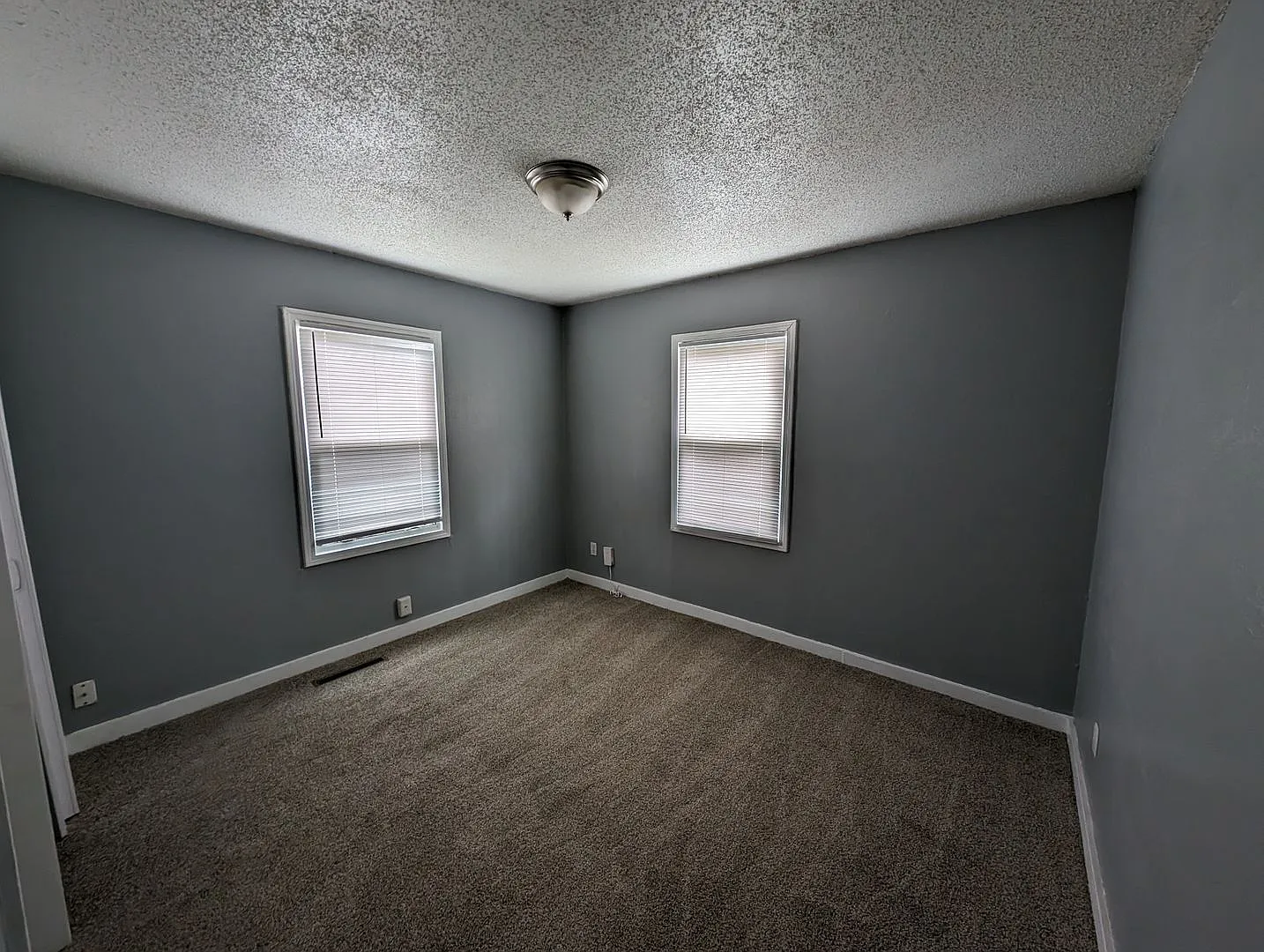 3bdr/1bth house 6118 Everett Ave — Photo 4