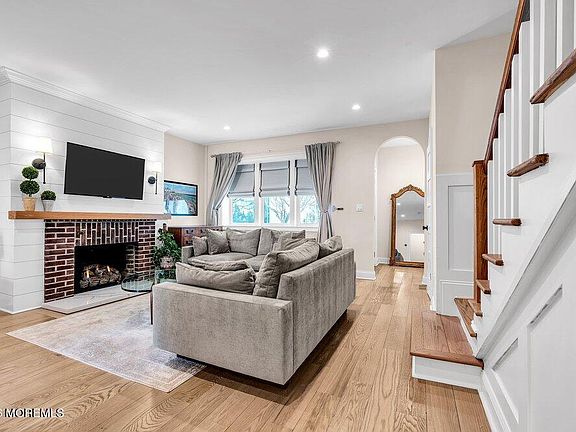 4th image of 9 Deal Lake Court