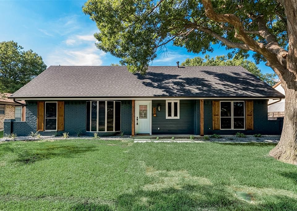 1st image of 505 Caravaca Dr