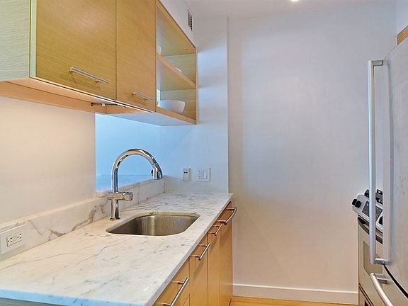 5th image of 100 W 39th St APT 42B