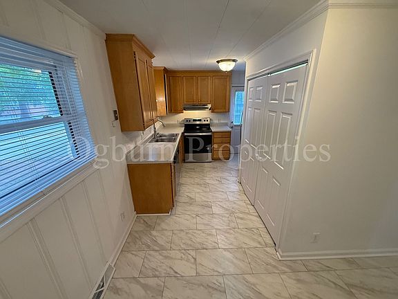 5th image of 1102 Oak Grove Rd
