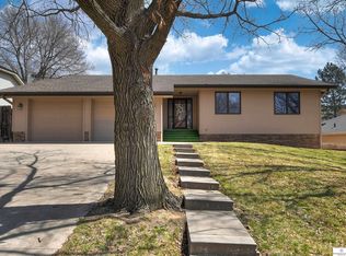 15827 Leavenworth St, Omaha, NE 68118