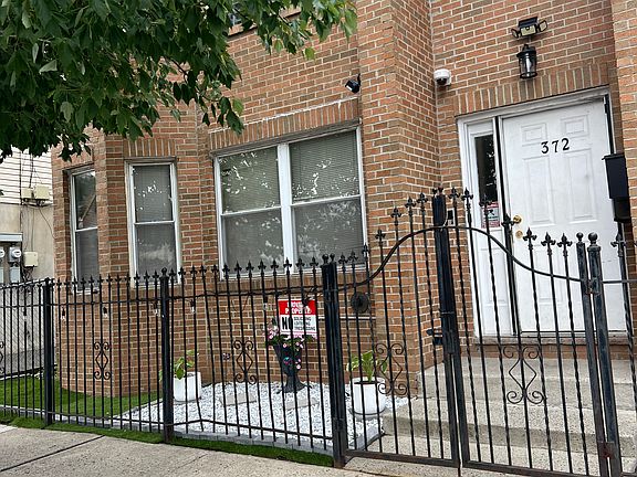 5th image of 372 Grove St Floor 1