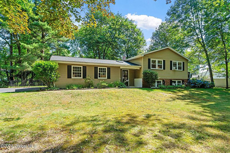 2nd image of 20 Sugarbush Road