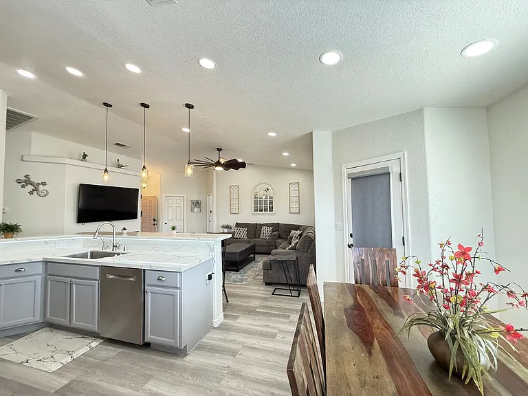 2725 Huntington Dr — Photo 8