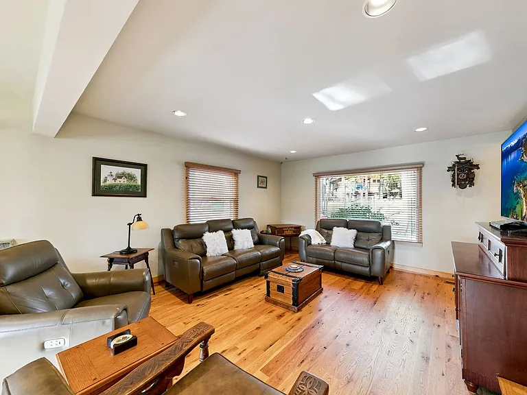 458 Center St — Photo 14