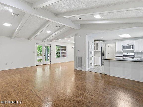 4th image of 300 Whippoorwill Rd