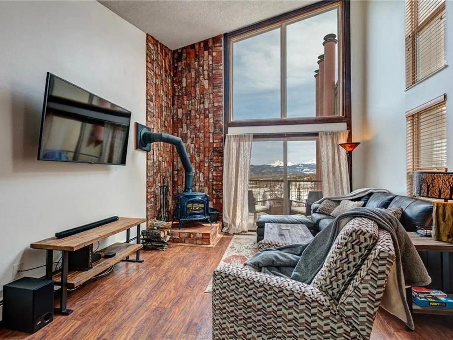 2 bed, 880 sqft, $2,950 — Photo 2