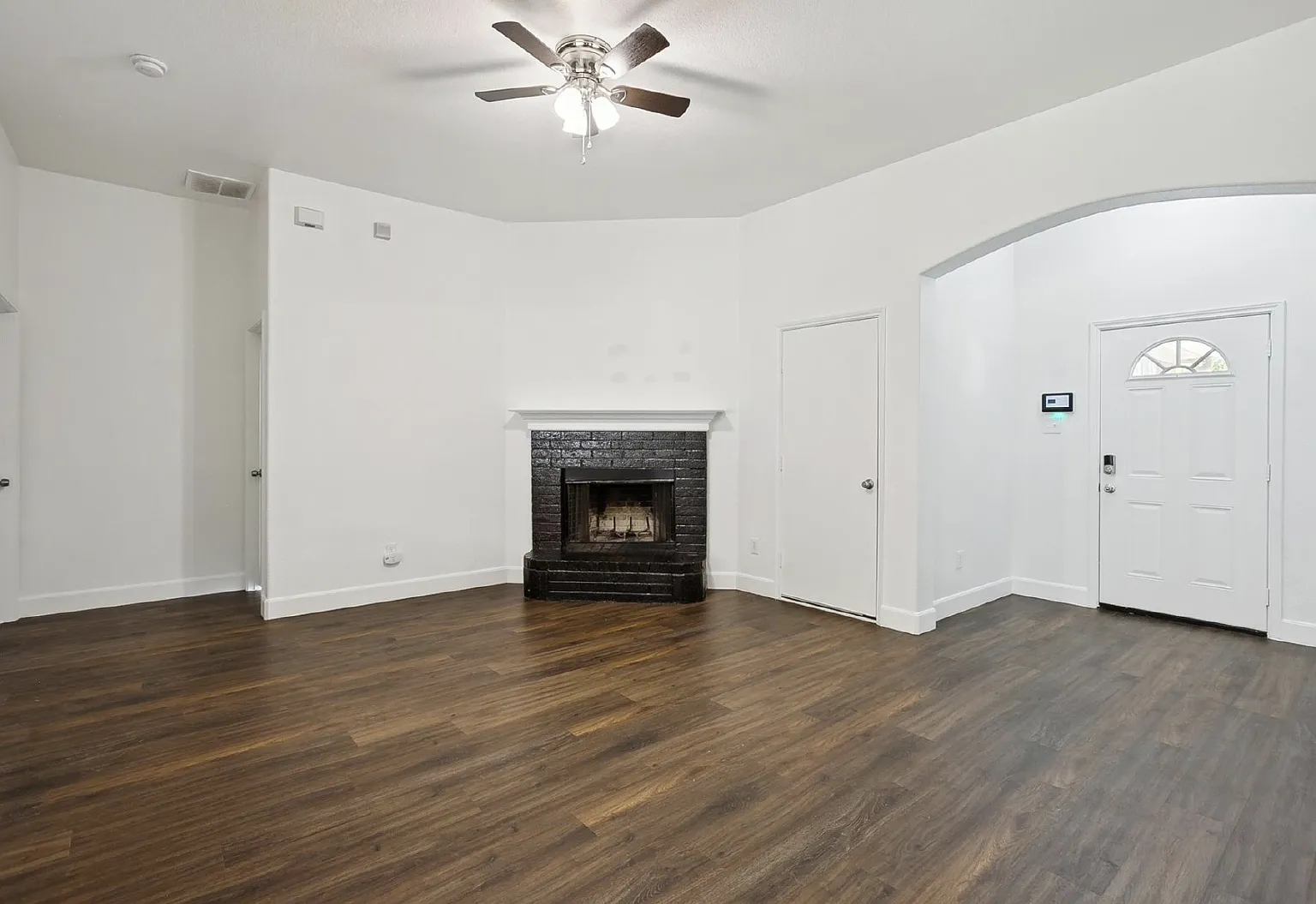 3 bed, 2.0 bath, 1255 sqft, $2,095 — Photo 3