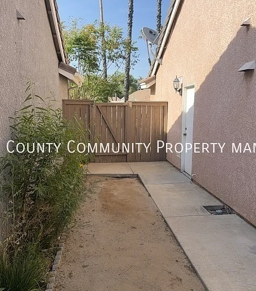 2277 Oak Ave — Photo 33
